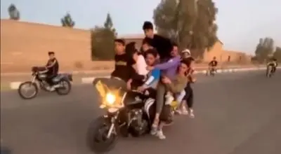 تعجب بلاگر آمریکایی از حرکت عجیب یک مرد در قم! +فیلم