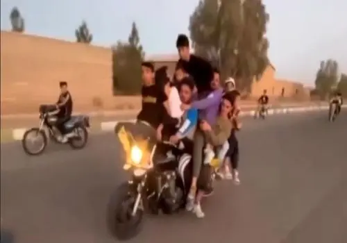 تعجب بلاگر آمریکایی از حرکت عجیب یک مرد در قم! +فیلم