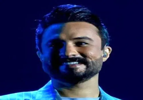 لحظه آوازخوانی راغب در حین مراسم خاکسپاری اکبر عبدی + فیلم