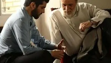 تصویری از سینا مهراد بر سر مزار امین تارخ