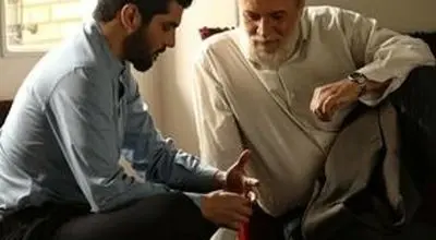 تصویری از سینا مهراد بر سر مزار امین تارخ