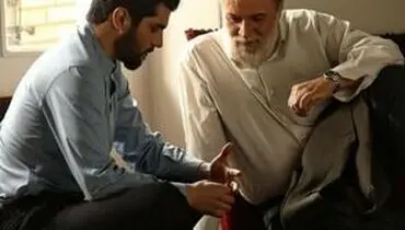 تصویری از سینا مهراد بر سر مزار امین تارخ