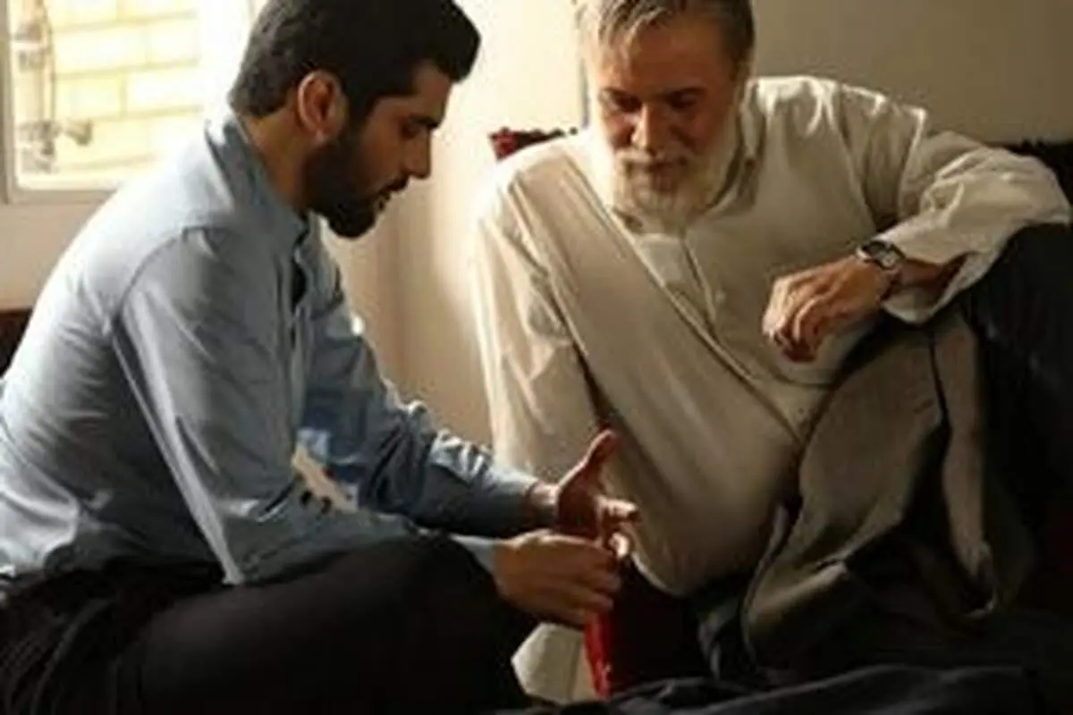 تصویری از سینا مهراد بر سر مزار امین تارخ