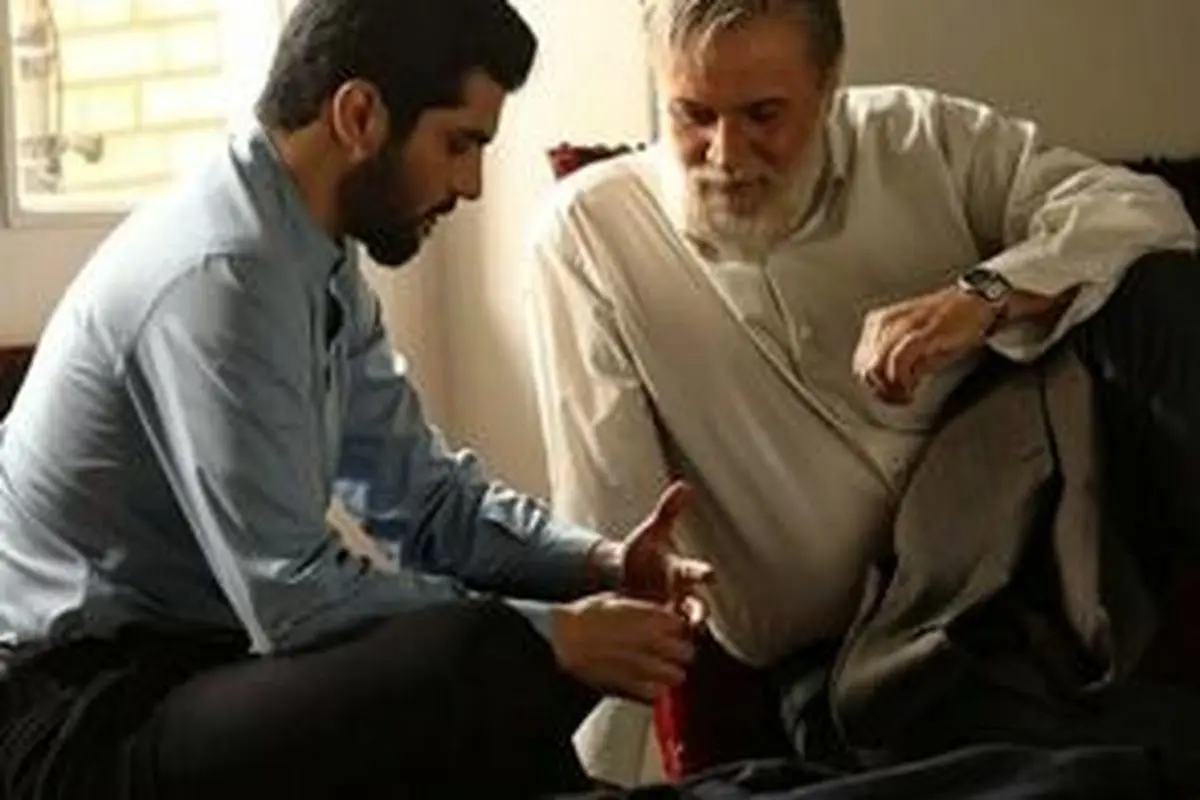 تصویری از سینا مهراد بر سر مزار امین تارخ