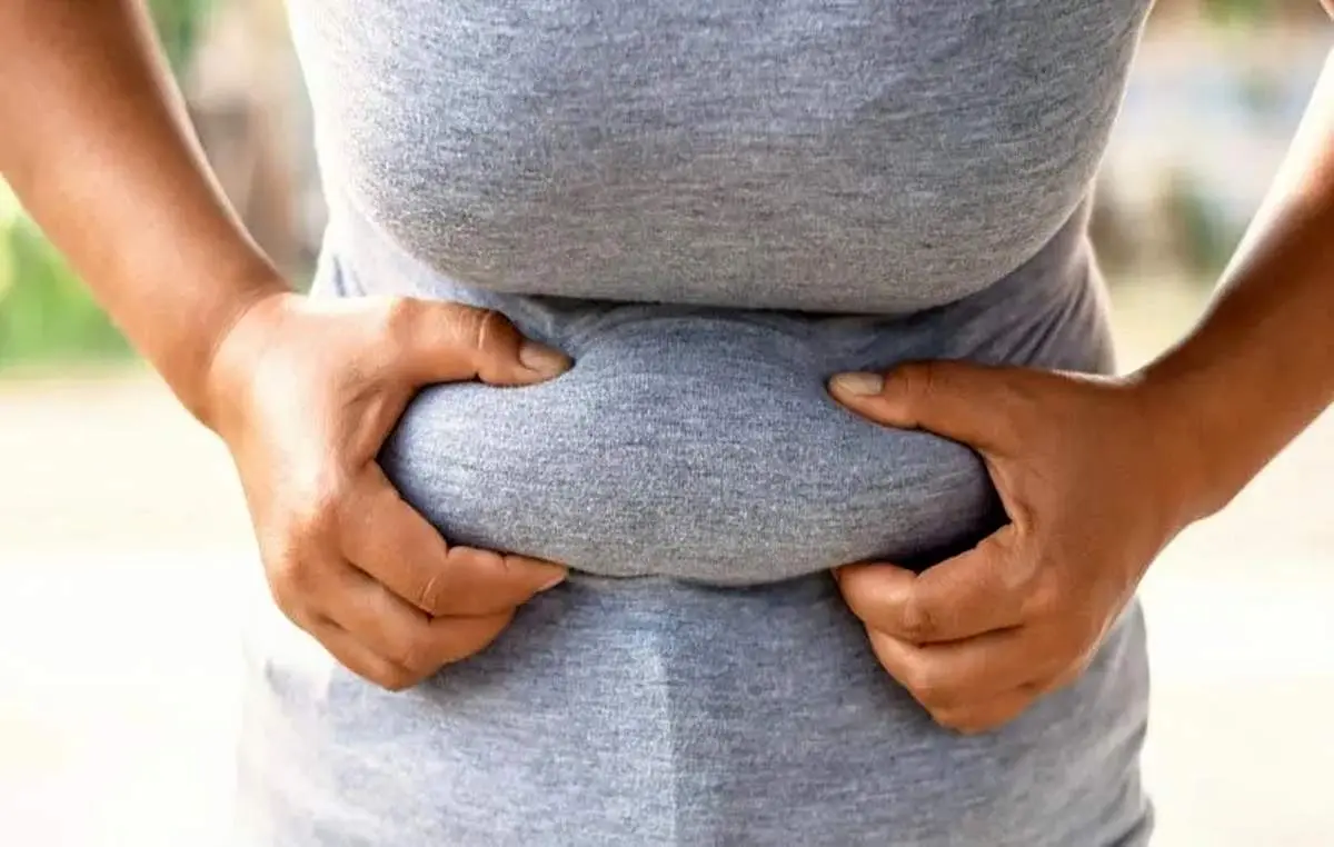 ۴ عادت روزانه که شکم را چاق‌تر می‌کند

