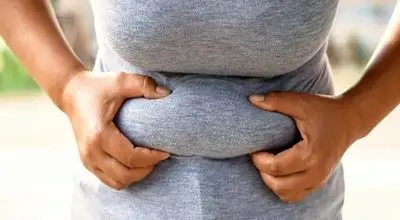 ۴ عادت روزانه که شکم را چاق‌تر می‌کند

