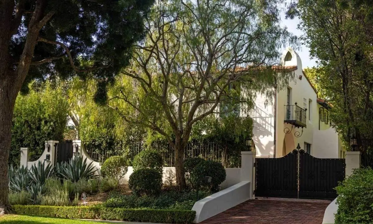 زندگی لوکس سلنا گومز و بنی بلانکو ۳۵ میلیون دلار آب خورد! +عکس