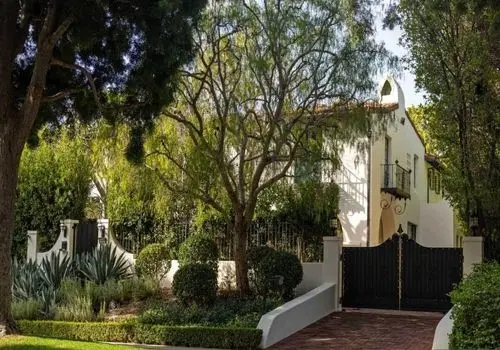 زندگی لوکس سلنا گومز و بنی بلانکو ۳۵ میلیون دلار آب خورد! +عکس