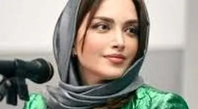 ترسیدن بهنوش طباطبایی از پیرمردِ موبایل به دست در نمایشگاه کتاب!
