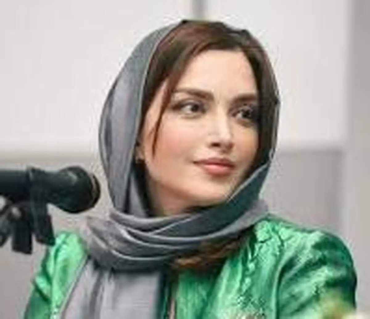 ترسیدن بهنوش طباطبایی از پیرمردِ موبایل به دست در نمایشگاه کتاب!
