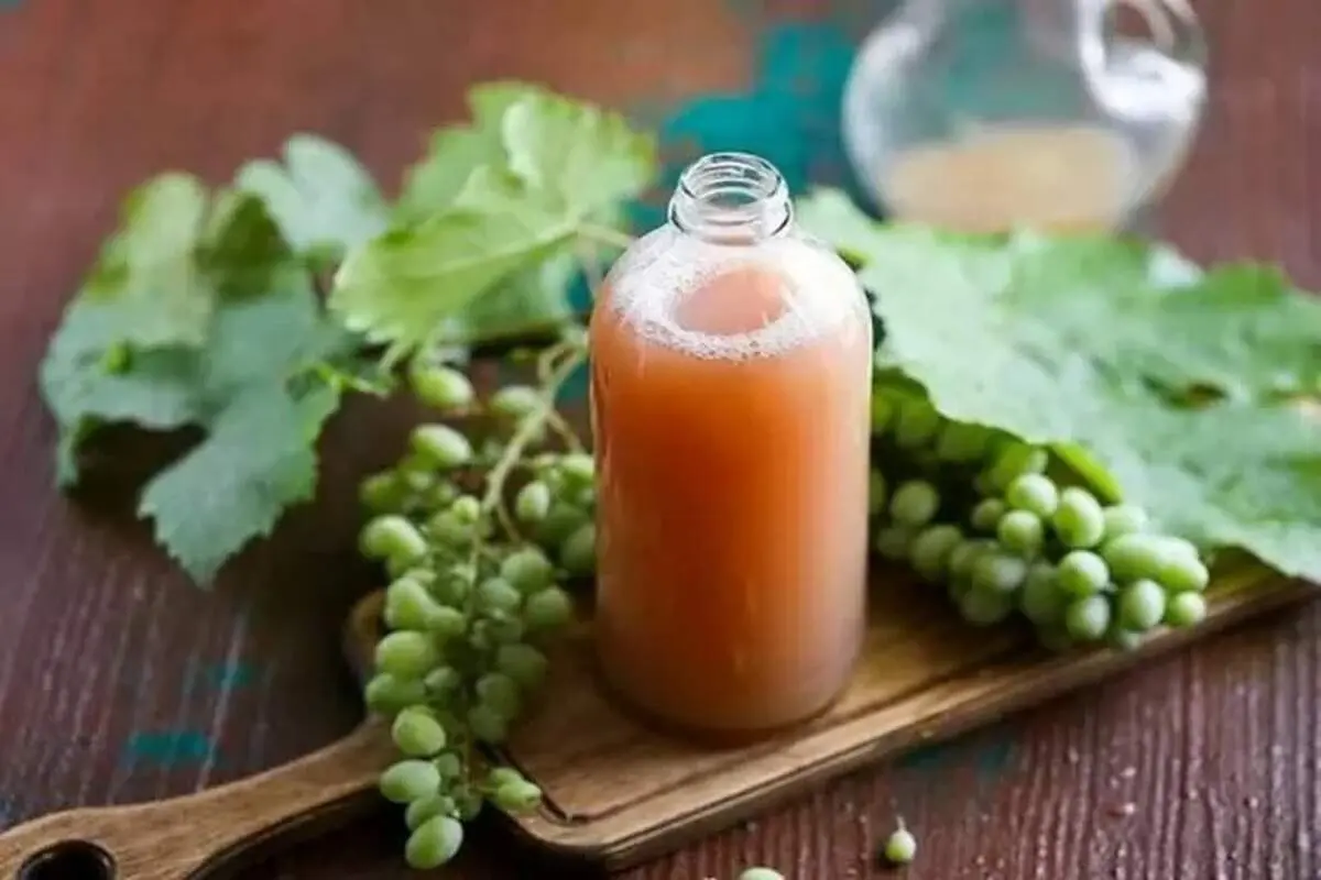 طرز تهیه آبغوره خانگی بدون جوشاندن؛ راز خوش‌رنگ ماندن و جلوگیری از کپک