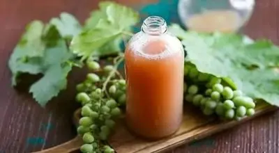 طرز تهیه آبغوره خانگی بدون جوشاندن؛ راز خوش‌رنگ ماندن و جلوگیری از کپک