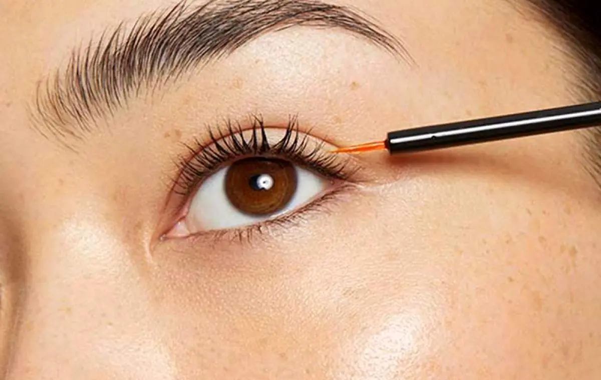 مصرف این روغن برای رشد مژه و ابرو الزامی است