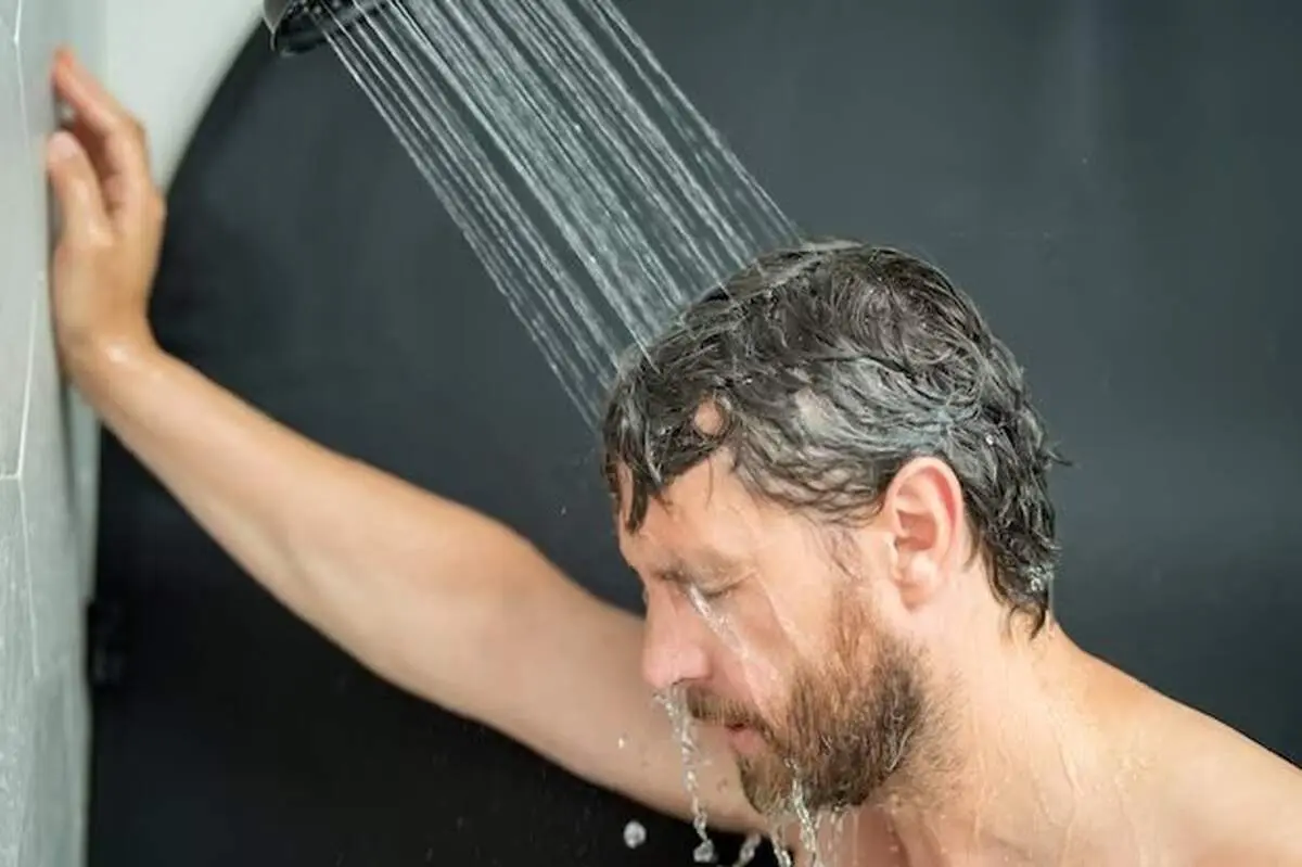 دوش صبحگاهی یا شبانه؛ کدام انتخاب بهتری برای سلامت بدن است؟