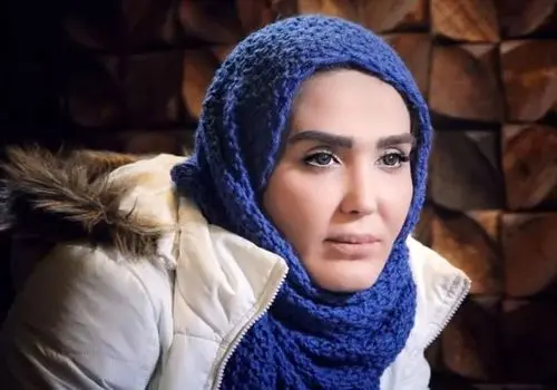 نگاهی به چیدمان عزای زهره فکور صبور با شمع و گل و قاب عکس در خانه پدری‌اش + بیوگرافی و علت خودکشی