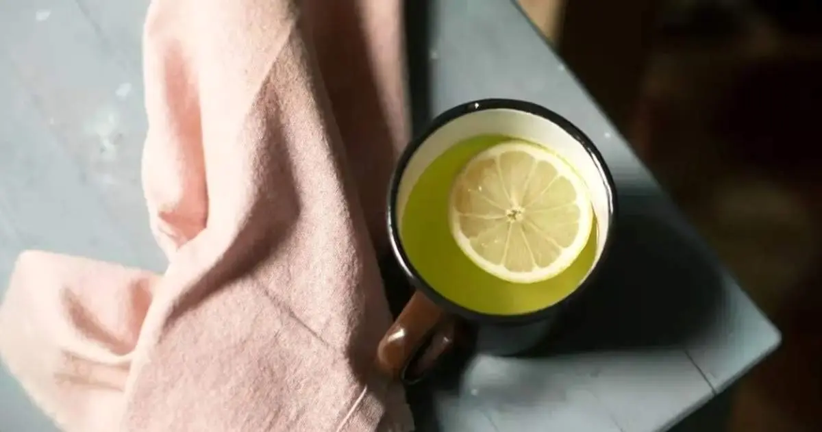 ترکیب ساده‌ای که برای سلامتی‌تان معجزه می‌کند: فواید شگفت‌انگیز افزودن لیمو به چای سبز!