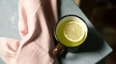 ترکیب ساده‌ای که برای سلامتی‌تان معجزه می‌کند: فواید شگفت‌انگیز افزودن لیمو به چای سبز!