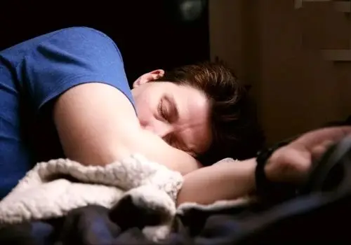 کدام برای سلامت بهتر است؛ خواب پیوسته یا خواب تکه‌تکه؟