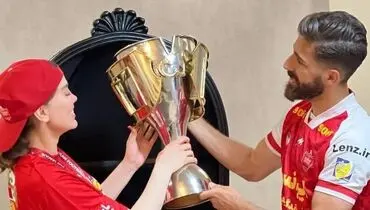 پیام عاشقانه همسر ستاره پرسپولیس با لباس پرسپولیس (عکس)