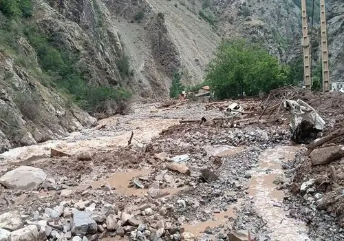 ادامه جستجوى مفقودین سیل جاده چالوس؛ ٣ عضو یک خانوداه مفقود شدند+ فیلم