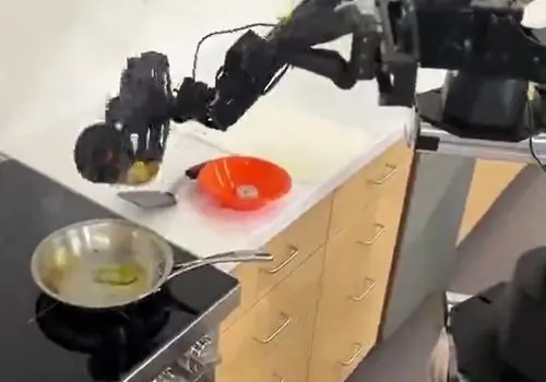 مرتب کردن لباس در کارخانه توسط ربات انسان نما+ فیلم