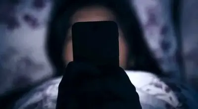 چرا نباید در تاریکی با گوشی کار کنید؟ 