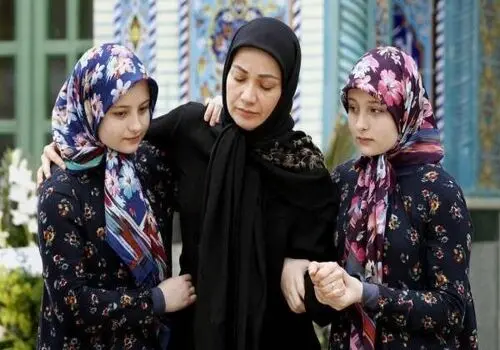 عکسی از پشت صحنه جذاب پایتخت؛ سارای پایتخت در کنار پسر عمه‌اش!
