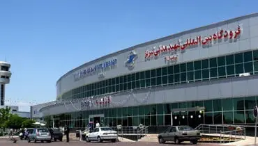 چاله‌ای که در فرودگاه تبریز بعد از حمله ایجاد شد