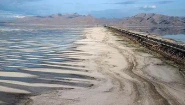 مالچ پاشی بر جنازه دریاچه ارومیه برای جلوگیری از طوفان نمکی!+ فیلم