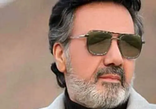 تنها تصویری که از چهره معین بدون عینک لو رفت /عکس