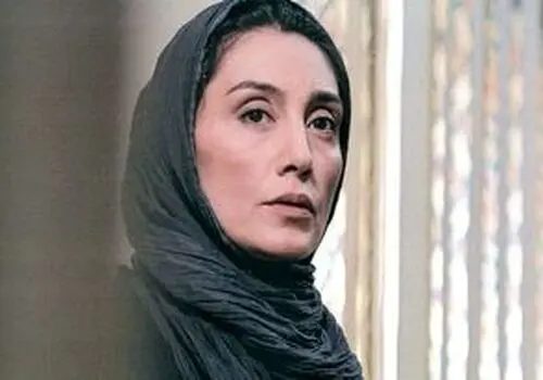 «آتیلا پسیانی» در خردسالی و در حال بازی با گرامافون؛ اواخر دهه 30