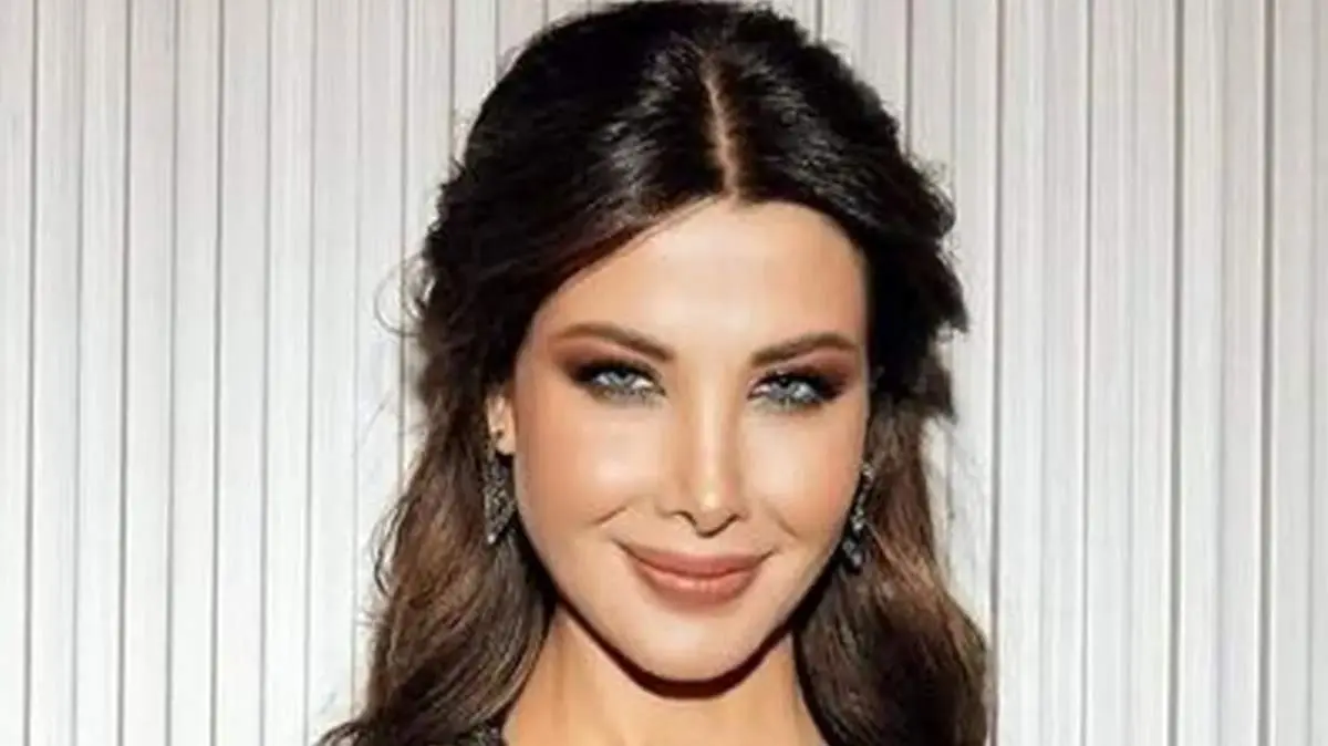  «نانسی عجرم» هنگام ورود به هتل جمیرا مسیله در کویت؛ سال 