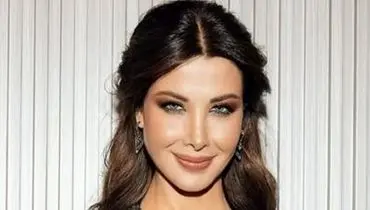  «نانسی عجرم» هنگام ورود به هتل جمیرا مسیله در کویت؛ سال 