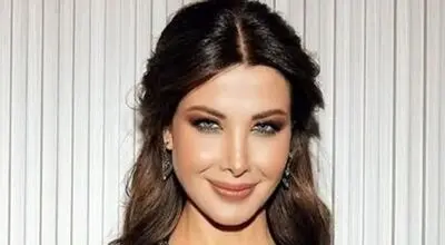  «نانسی عجرم» هنگام ورود به هتل جمیرا مسیله در کویت؛ سال 