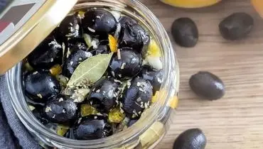 طرز آماده‌سازی ترشی زیتون سیاه خانگی

