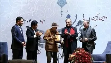 نشان اصالت بر سینه علی نصیریان