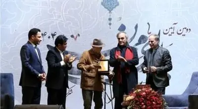 نشان اصالت بر سینه علی نصیریان