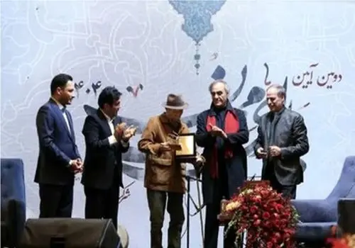 نشان اصالت بر سینه علی نصیریان