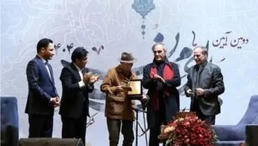 نشان اصالت بر سینه علی نصیریان