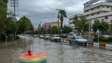قایق‌سواری کودکان در خیابان‌های سیل زده کنارک!+ فیلم
