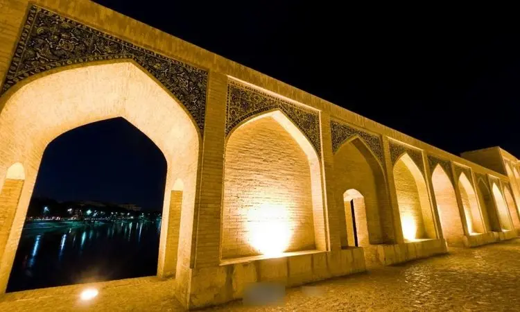 ویدئویی پربازدید از  روزنامه‌نگار مشهور آمریکایی در پل‌ خواجوی اصفهان