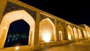 ویدئویی پربازدید از  روزنامه‌نگار مشهور آمریکایی در پل‌ خواجوی اصفهان