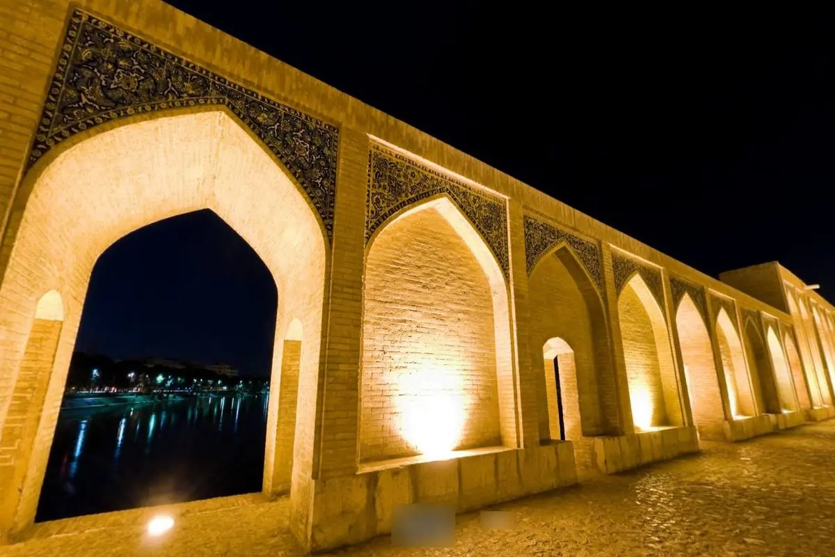 ویدئویی پربازدید از روزنامهنگار مشهور آمریکایی در پل خواجوی اصفهان