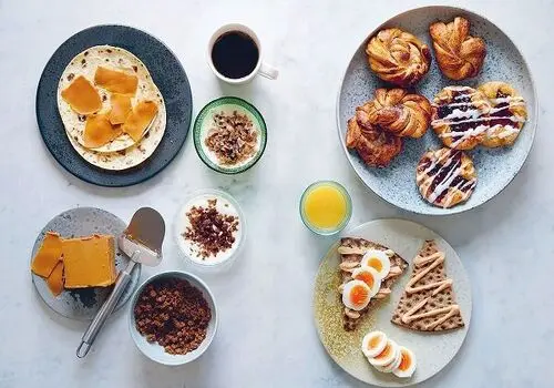 این مواد غذایی را صبح ها بخورید تا زانوی غم بغل نگیرید