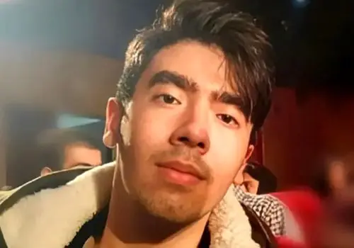 پدر امیرمحمد خالقی، قاتل پسرش را بخشید/لحظه بخشیدن قاتل امیرمحمد خالقی/ویدیو 