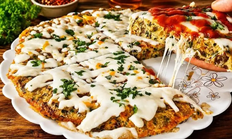یک آموزش ساده اما فوری: طرز تهیه پیتزای بدون خمیر در ماهیتابه + فیلم