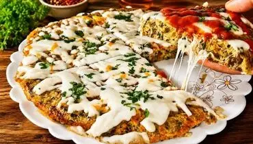 یک آموزش ساده اما فوری: طرز تهیه پیتزای بدون خمیر در ماهیتابه + فیلم