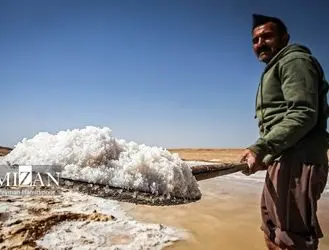 برداشت سنتی نمک از رودخانه «کال‌شور»+ تصاویر
