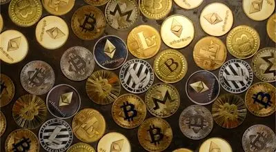 انتظار بازار رمزارز برای تصمیم فدرال رزرو؛ بیت‌کوین در کانال ۱۱۲ هزار دلار، اتریوم بدون نوسان

