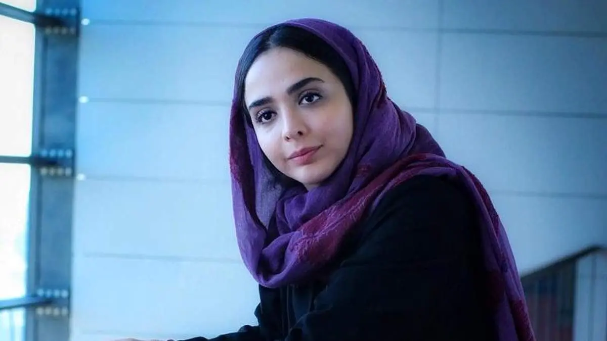 ژست جالب المیرا دهقانی خمار در کافه شیک و لاکچری